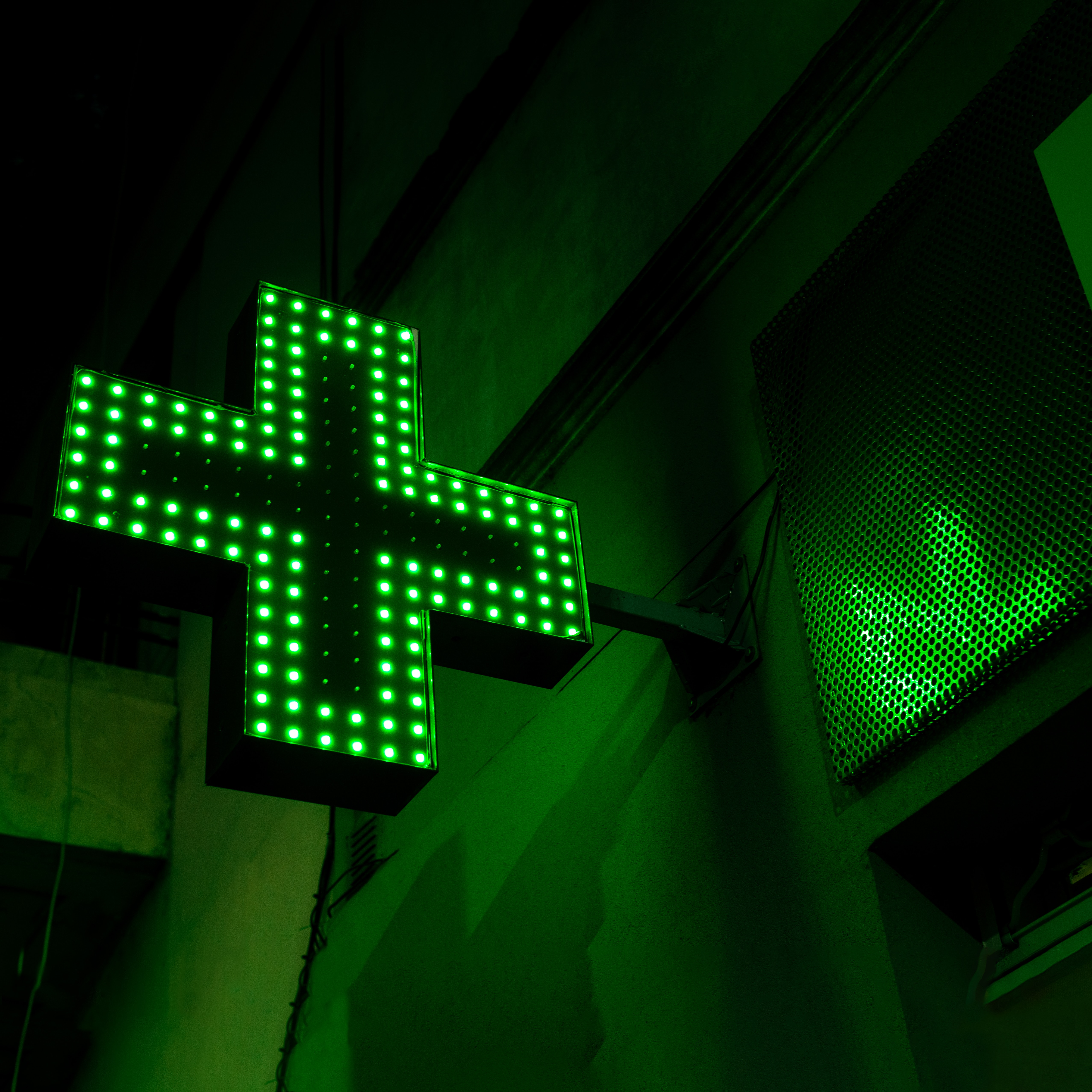 The green cross sign that identifies a farmacia